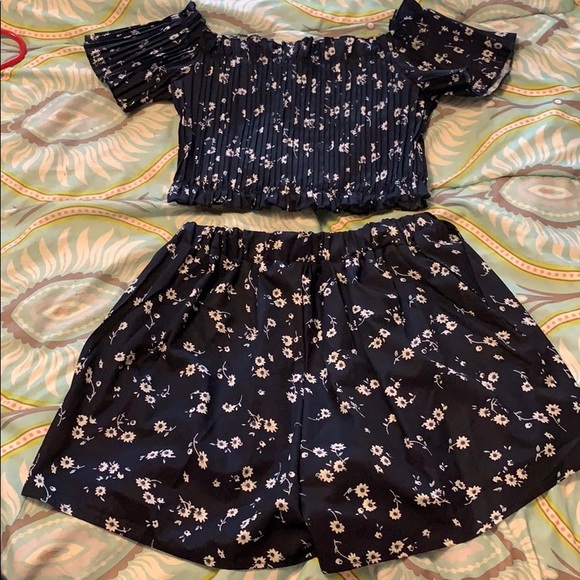 SHEIN | Off Shoulder Floral Crop Top w/ Shorts - Picture 2 of 4